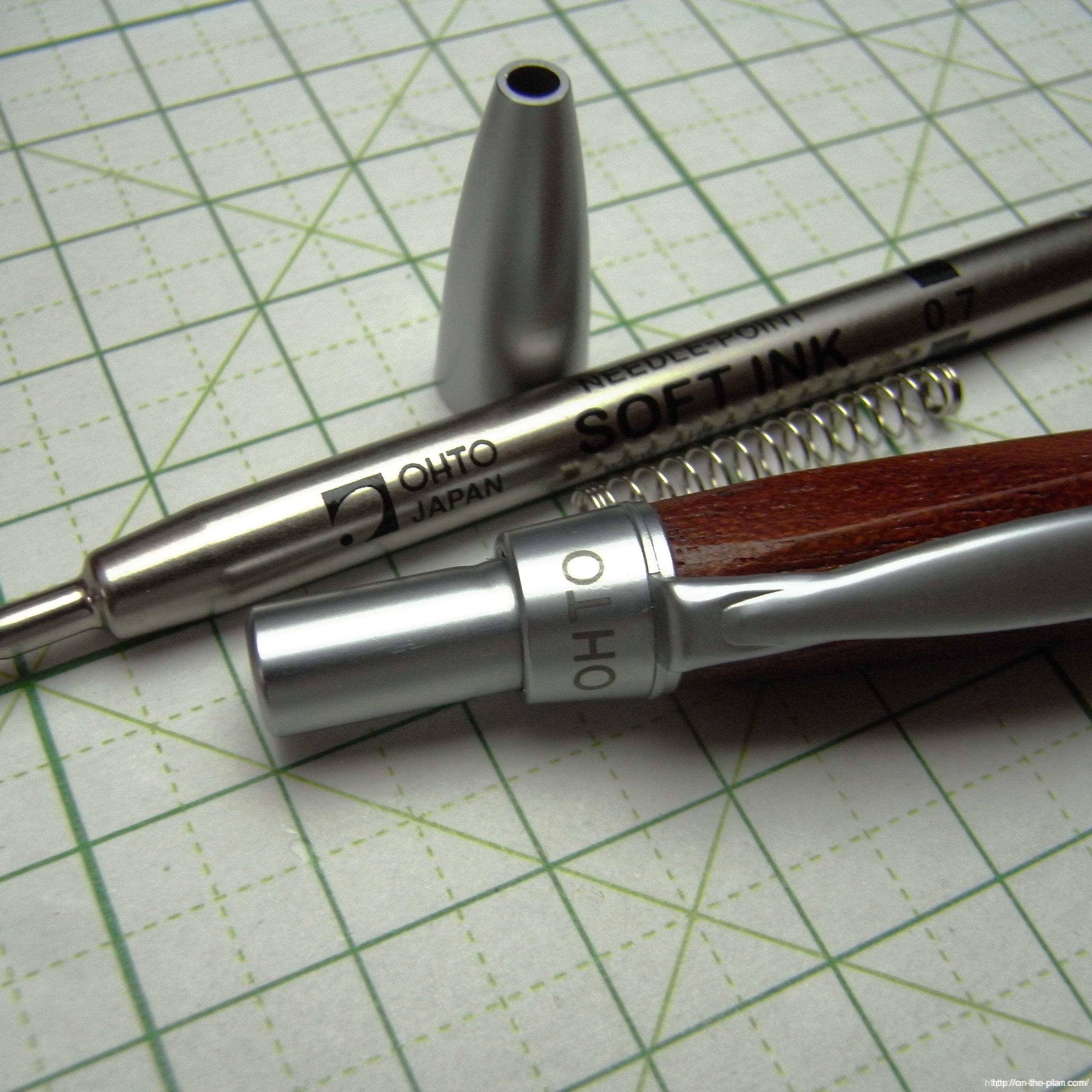 オート木軸ニードルツイスト NBP-15RW-T リフィルはPS-207-NPが装填されています。セットされているバネは上下を入れ替えてしまうとノックが作動しなくなる。