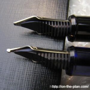 プラチナ万年筆 #3776 ミュージック & #3776 シャルトル・ブルー 極太＜C＞ ペン芯の違い。上がミュージックです。