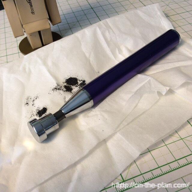 ノック部品の内側にシャープナーの刃がついていて芯を削ることができます。 いつもはカッターナイフで削っています。