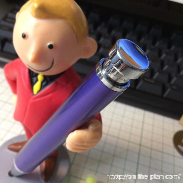 ノック部品は指がかかる部分が凹面で押しやすくなっています。Made in Japanの刻印。