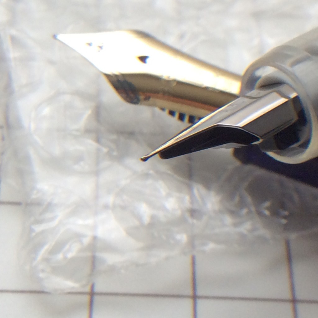 プラチナ万年筆#3776シャルトルブルー〈細軟〉とプレピー0.2のニブを比べるとイリジウム玉の付き方が違うようだ。