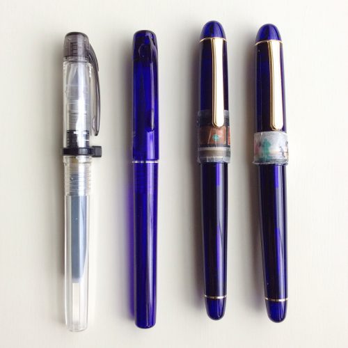 右からシャルトルブルーの細軟、極太、ムーミン万年筆、プレピー極細です。ムーミン万年筆が明るいきれいな青なのがすばらしい。