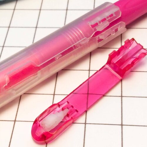 外しづらいクリップ。端の白い精密パーツが両端でハマってる。