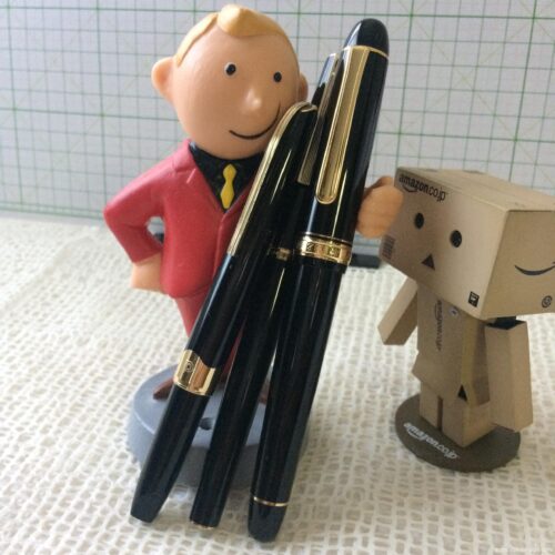 センチュリーはいつでも使い出せて安心感があります。古い万年筆はインクが乾き気味で注意が必要。