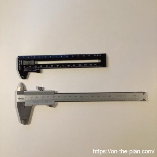 上がミドリのプラノギス「SLIDE RULER」、下は鋼製のノギスです